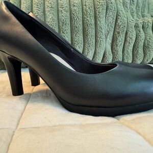 Clarks Black Leather Women's Mid-Heel Pump